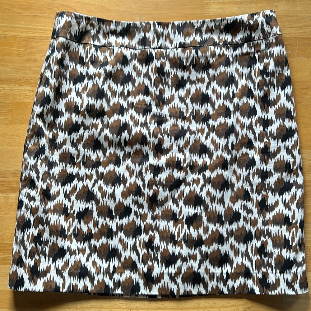 Multi-season, great pattern skirt.